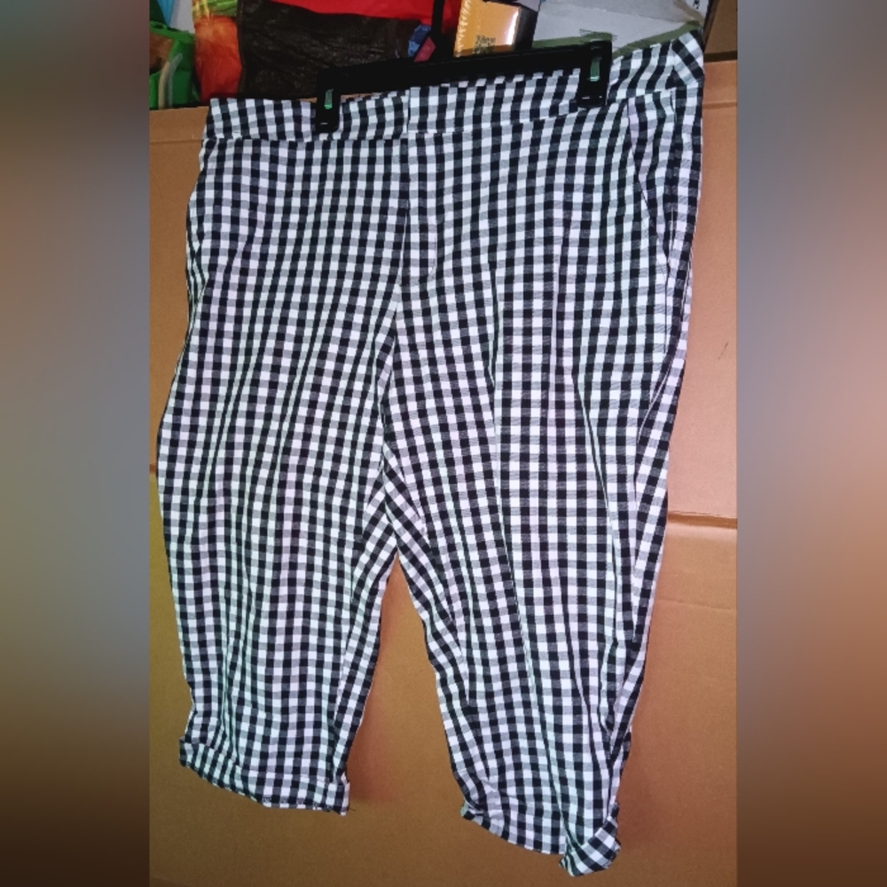 Time and Tru Black and White Checkered Capris